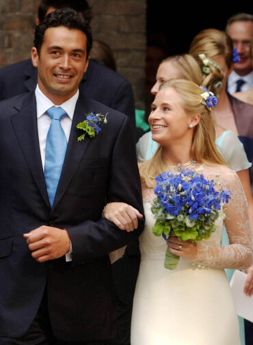 BRYLLUPSDAGEN: Lady Davina Windsor arm i arm med Gary Lewis utenfor kapellet på Kensington Palace, der de giftet seg 31. juli 2004. Foto: AP/ NTB scanpix BRYLLUPSDAGEN: Lady Davina Windsor arm i arm med Gary Lewis utenfor kapellet på Kensington Palace, der de giftet seg 31. juli 2004. Foto: AP/ NTB scanpix